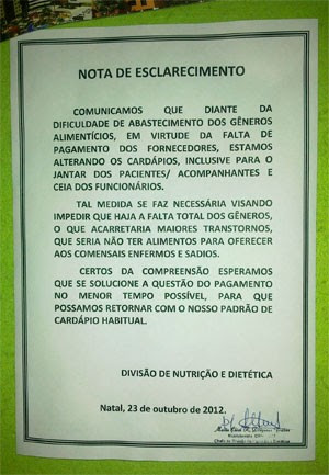 Nota de esclarecimento fixada pela direção do hospital justifica falta de comida (Foto: Kamylla Nascimento)