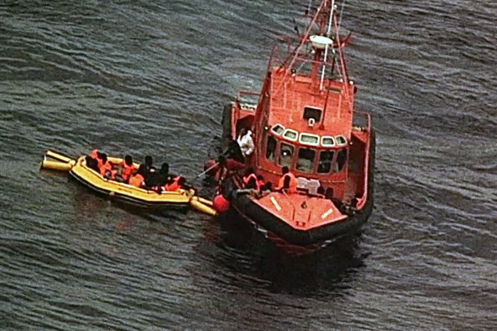 Agência espanhola conduz resgate de migrantes em barco à deriva (Foto: Handout / Forca Aerea Portuguesa / AFP)