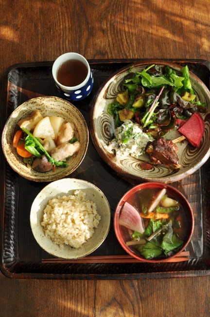 野菜たっぷりご飯 一汁 おかず色々 紅くるり大根 人参 わかめの味噌汁 蕪 厚揚げ キノコ 鶏肉の治部煮 里芋マッシュサラダ スペアリブの煮物 など 料理と器 オークルマルシェ