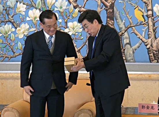 连战访京被赠小米手机
