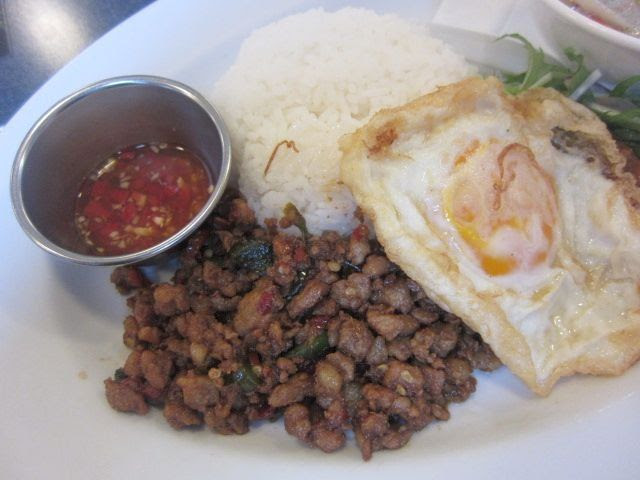 タイ料理 コカレストラン アトレ上野店 充実ランチの 豚肉のバジル炒めご飯 プレートとうれしいおまけ 毎日カレー と タイ料理 By エスニカン