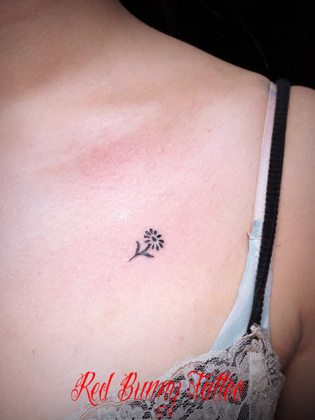 小さな花のタトゥーデザイン ワンポイントタトゥー 東京 タトゥースタジオ 吉祥寺 Red Bunny Tattoo タトゥーデザイン タトゥー画像