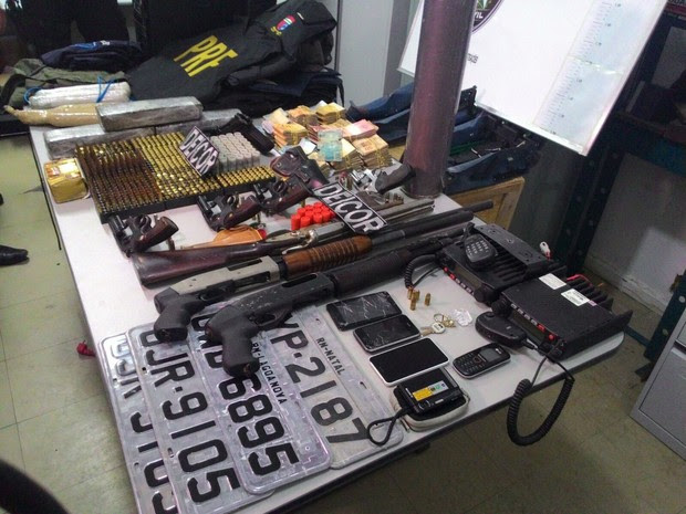Polícia apreendeu armas, munições, drogas e dinheiro com os suspeitos (Foto: Anderson Barbosa/G1)