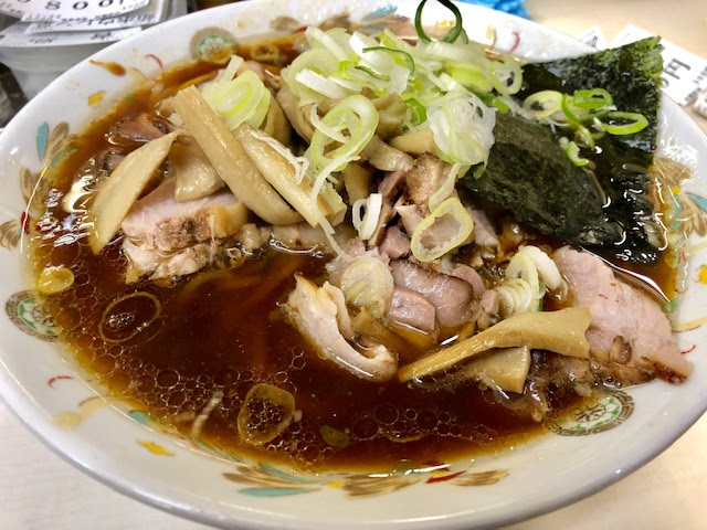 行列覚悟 生姜醤油ラーメンがクセになる 青島食堂 秋葉原店 食べ歩きコンシェルジュ