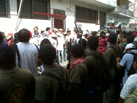 Policías comunitarios y cetegistas protestan frente a la sede del Juzgado Séptimo. Foto: Ezequiel Flores.