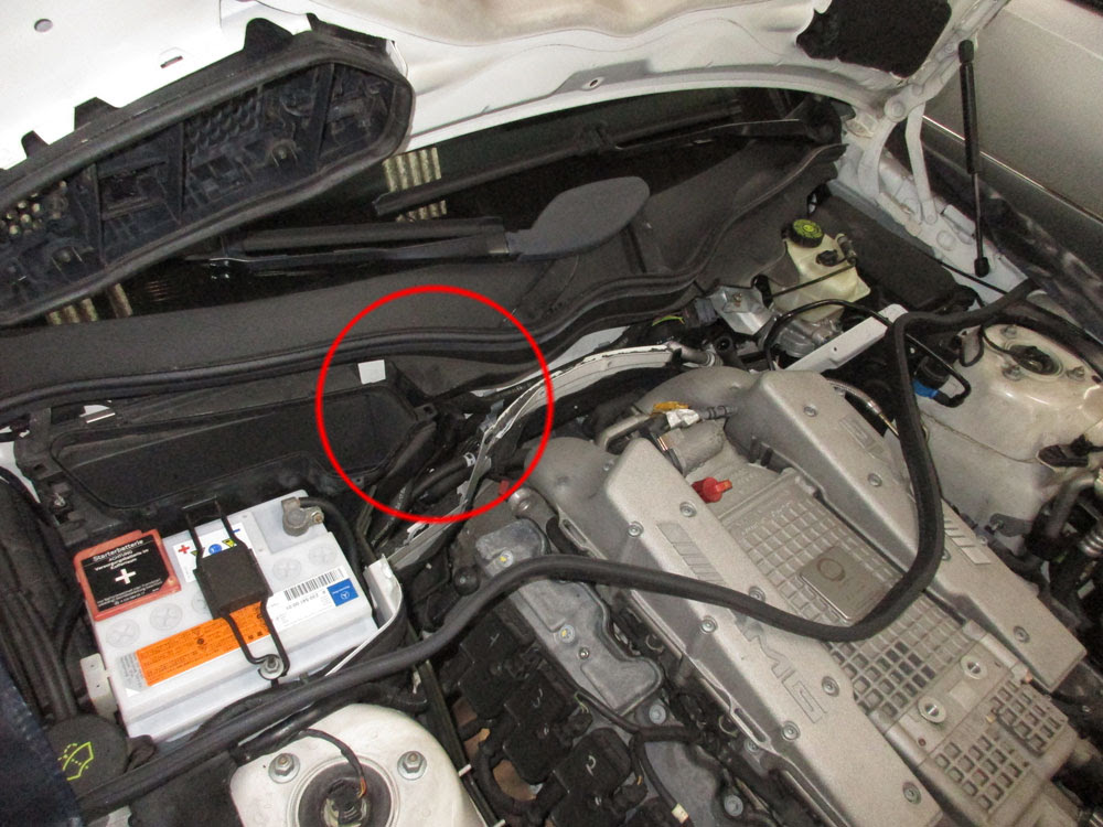 メルセデス ベンツsl55amg R230 エアコンから暖かい風が出ない ヒーターバルブの修理 スタッフブログ 有限会社山内ガレージ 福岡県の外車 輸入車の車検 修理 整備 点検