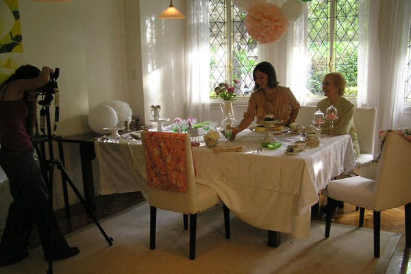 También postea backstage de sus producciones. Este, para una produ de Revista Living que hizo con su abuela proponiendo un té pensando en una decoración emotiva. 