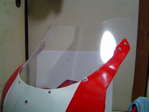スクリーンの製作 先日の転倒によってカウル同様スクリーンも割れてしまいました かといって スクリーンを購入しようにも軽く1万円以上します なので 基本的に安く仕上げたいので自作することにしました まず用意するのはアクリルや塩ビ製の