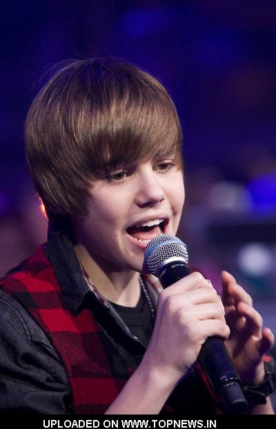 justin bieber 2009 pictures. Justin Bieber at Live