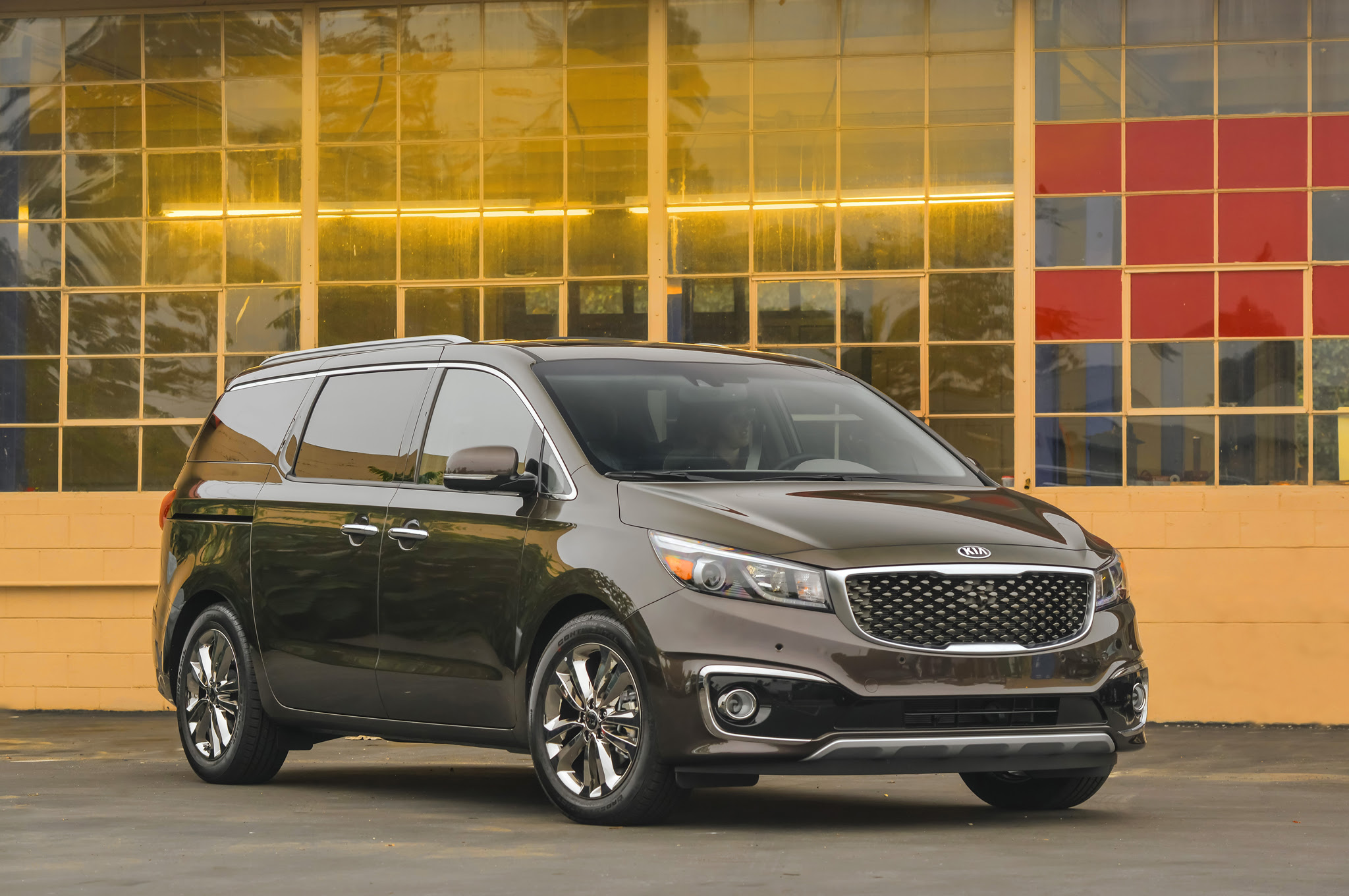 2016 Kia Sedona SXL front three quarter static 02