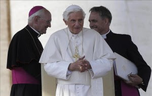 El papa Benedicto XVI (C) en la plaza de San Pedro del Vaticano.EFE