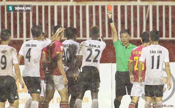 Tiền đạo Oseni của Long An nhận thẻ đỏ rời sân sau pha bóng được cho là ác ý với trung vệ Tiến Duy của CLB Sài Gòn.