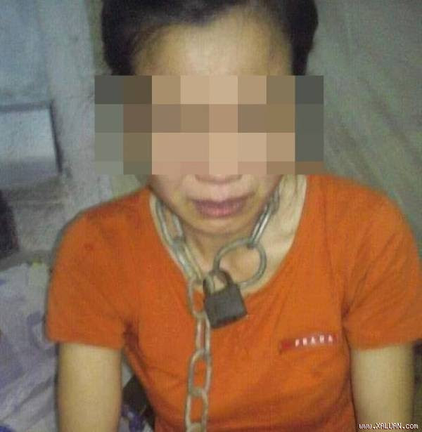 Hình ảnh chị T. bị chồng xích và khoá cổ khiến dư luận bức xúc. Ảnh: Bạn đọc cung cấp