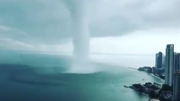 動画 マレーシア 驚きの瞬間映像 水上竜巻が発達しながら海辺のビル群に正面衝突 海外 トーイチャンネット 時事ネタ