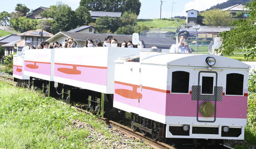 ２両編成となった高千穂あまてらす鉄道のグランドスーパーカート 客はマスクを着けて乗車