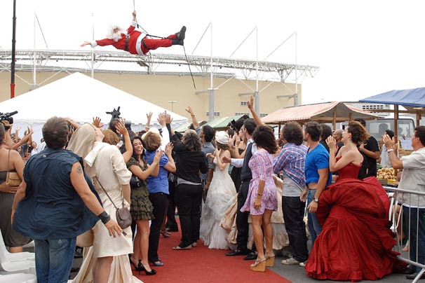 O Papai Noel é içado de um helicóptero
