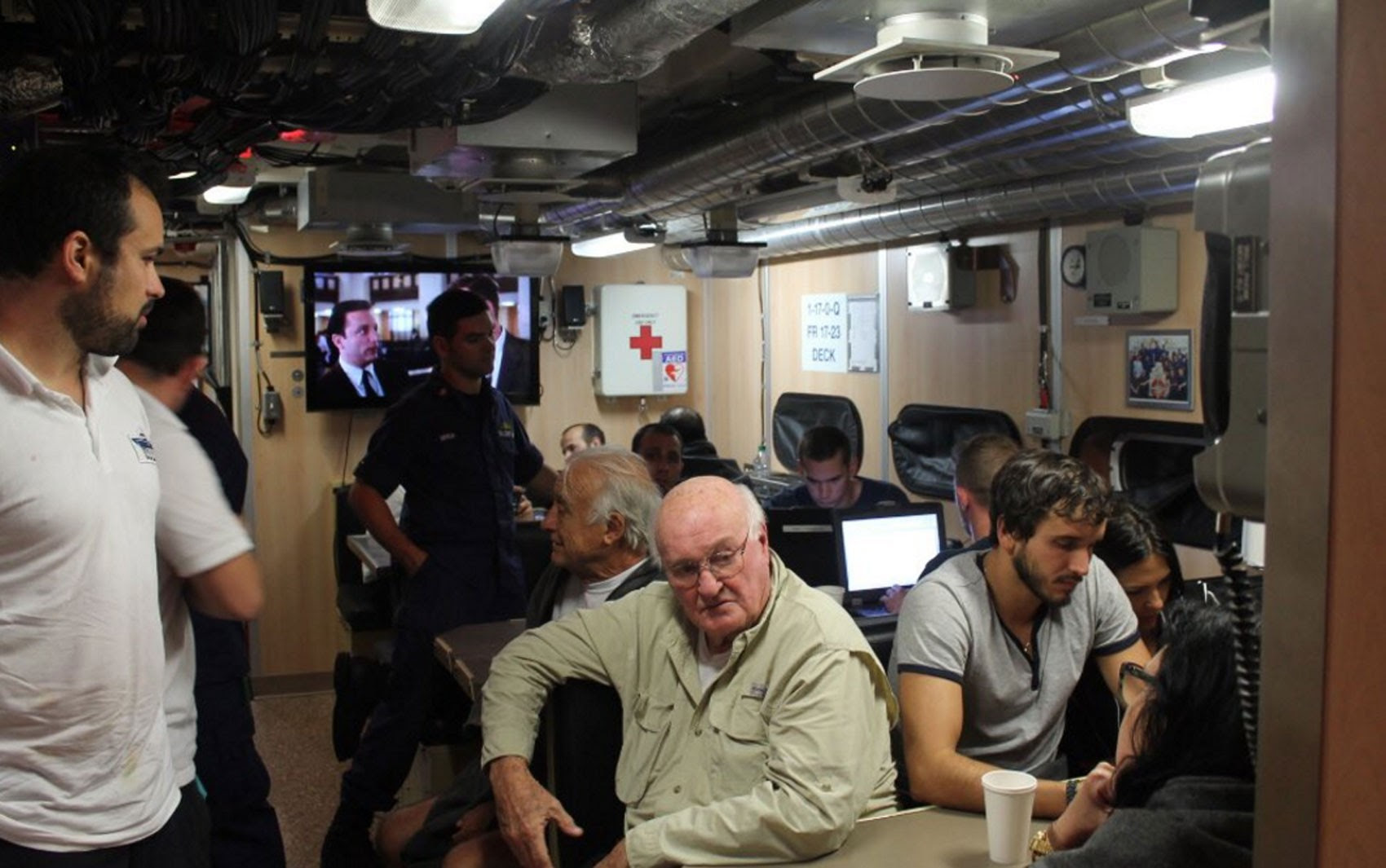 Imagem divulgada pela Guarda Costeira americana mostra algumas das pessoas resgatadas do iate Serena III (Foto: Reprodução/Twitter/USCGSoutheast)