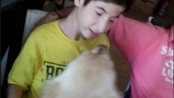 Emanuel junto a su perra