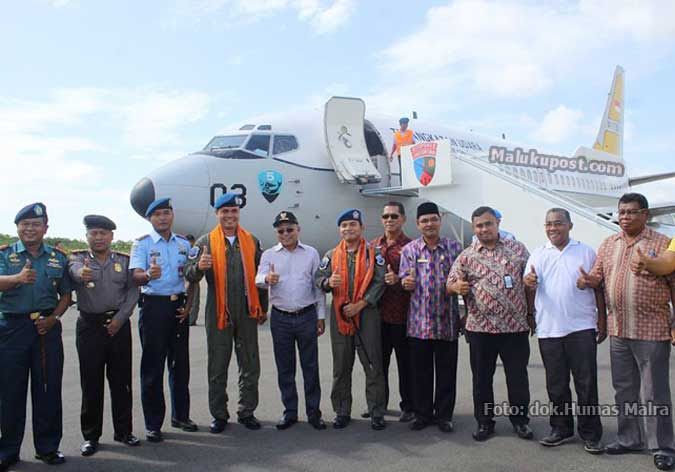 Langgur, Malukupost.com - Pemerintah Kabupaten (Pemkab) Maluku Tenggara (Malra) memberikan apresiasi dan ucapan terima kasih atas kedatangan para prajurit TNI AU dari Skuadron V Makassar dengan menggunakan pesawat Boeing 737-200 milik TNI AU melakukan uji coba landing di Bandara Karel Sadsuitubun (KS) Langgur. Demikian disampaikan Bupati setempat, Anderias Rentanubun di Langgur, Jumat (4/11) “Kami berterima kasih kepada Skuadron Udara V dari Makassar yang telah membantu dalam uji coba Landing landasan ini,” ujarnya. Menurut Rentanubun, landasan bandara KS Langgur sejak tahun 2015 sudah mencapai 2350 M, kini sudah didarati pesawat jet berukuran besar dalam hal ini tipe Boeing 737. “Memang ada beberapa hal yang harus dibenahi, yakni pepohonan di sekitar landasan bagian utara harus dipotong agar tidak mengganggu proses pendaratan pesawat tipe boeing ini,” ungkapnya. Rentanubun menambahkan, bulan depan pepohonan di sebelah utara area landasan bandara sudah dibenahi untuk kepentingan penerbangan. “Secara keseluruhan setelah melakukan pengecekan landasan, Rentanubun menegaskan bahwa kondisi landasan bandara sangat baik, tandasnya. Rentanubun katakan, ini akan menjadi jaminan bagi sejumlah maskapai penerbangan lain diantaranya Lion Air, Nam Air, Air Asia, Sriwijaya Air yang tengah menunggu hasil uji coba ini, dan setelah uji coba dilakukan maka pesawat-pesawat mereka akan membuka jalur penerbangan di Langgur. “Kerinduan masyarakat Maluku Tenggara dan Kota Tual akan hadirnya pesawat jet berukuran besar tipe Boeing mendarat di Bandara Karel Sadsuitubun Langgur akhirnya terjawab sudah,” pungkasnya. (MP-15)