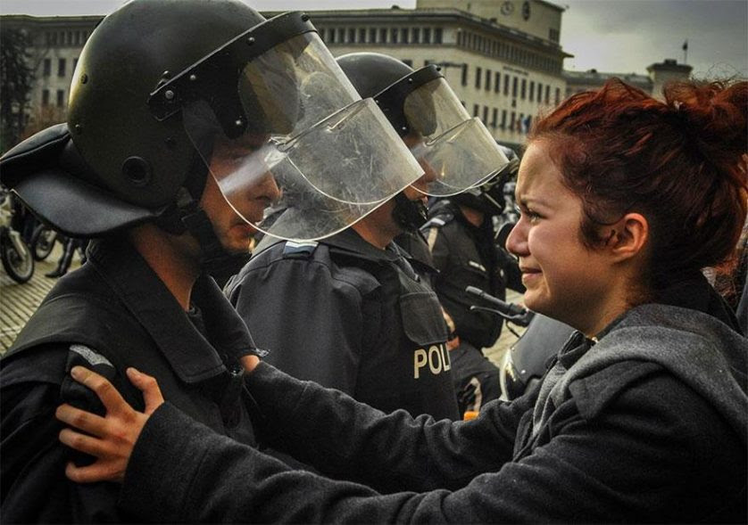 Tropa de choque e manifestantes choram juntos em Sófia, Bulgária, 2013