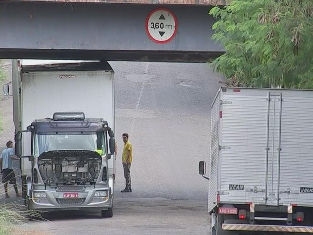Caminhão ficou preso em viaduto na Vila Arruda (Foto: Reprodução/ TV TEM)