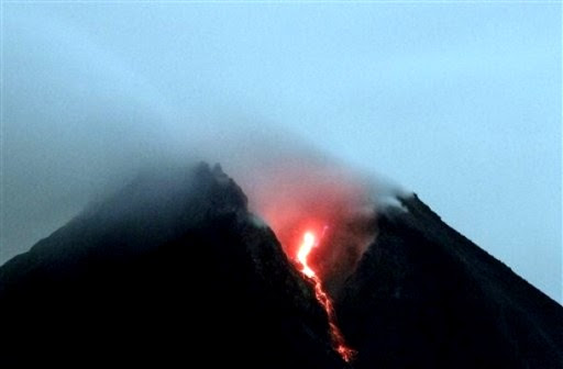 Lava flows from the crater of Mount Merapi as seen from Cangkringan, Yogyakarta, Indonesia, early Friday, Oct. 29, 2010. (AP Photo/Binsar Bakkara)