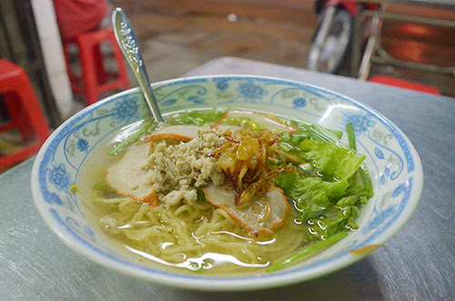 ba-quan-an-sat-mat-duong-dong-khach-o-sai-gon-2