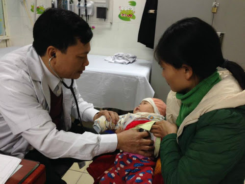 Trẻ khám bệnh tại Bệnh viện Nhi Trung ương sáng 1/3. Ảnh: Lê Nga.