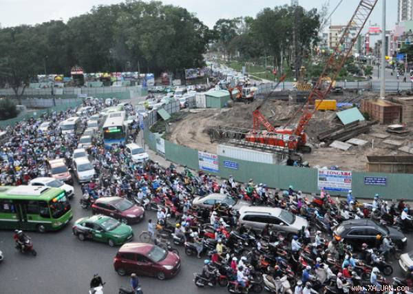  Công trình thi công cầu vượt tại vòng xoay bên ngoài kẹt xe, bên trong công nhân không một bóng người.