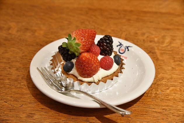 恵比寿から原宿 神宮前に移転オープンした Hummingbirds Hill ハミングバーズヒル でランチ プレーンバーガーのランチセット マスカルポーネとフレッシュフルーツのタルト 表参道 青山インフォメーション ブログ