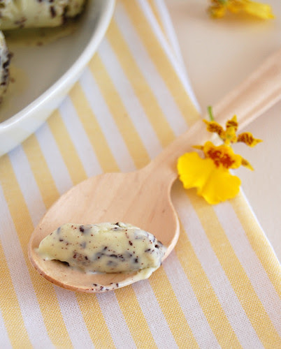 Fresh mint choc chip ice cream / Sorvete de menta com chocolate