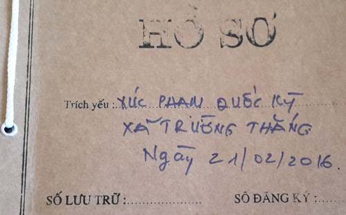 hai-ma-men-nhi-be-hang-loat-cot-co
