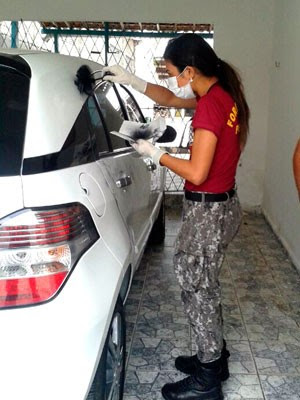Peritos da Força Nacional e Itep fazem coleta de impressões digitais no carro do empresário morto em Macaíba (Foto: Anderson Barbosa/G1)