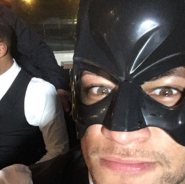Neymar adornado com uma máscara de Batman para o casamento do seu amigo, mas não há disfarçando a estrela brasileira