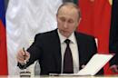 El presidente ruso, Vladímir Putin (c), promulga la incorporación de la República de Crimea y del puerto de Sebastopol a Rusia, durante una solemne ceremonia celebrada en el Kremlin (Rusia), el 21 de marzo de 2014. EFE/Archivo
