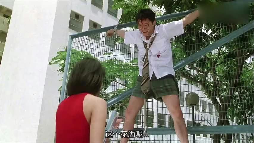 百变星君 星爷用自己的花洒假装浇花 实则在偷偷尿尿 太机智了 网易视频