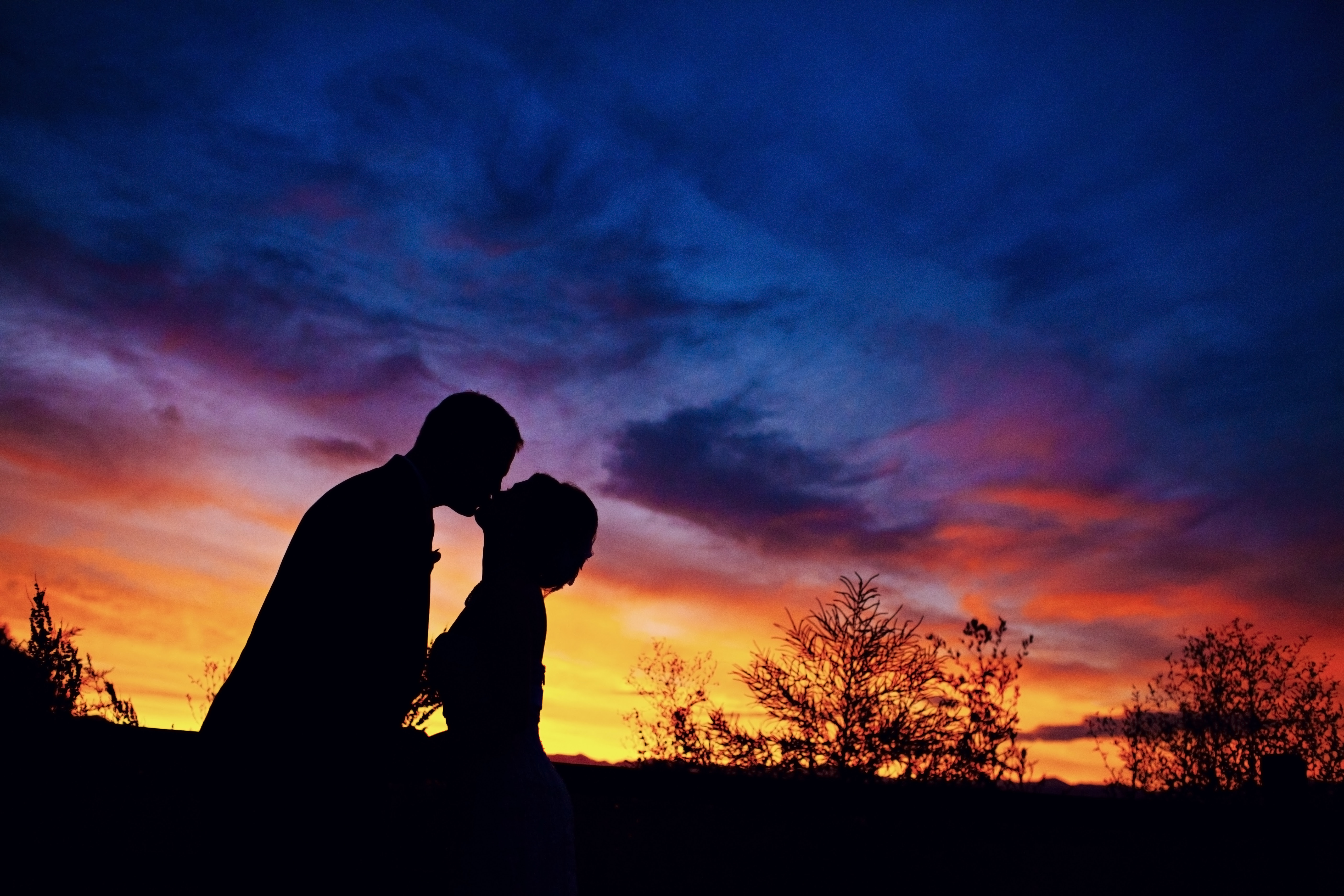 フリー写真素材 人物 カップル 恋人 夫婦 夕日 夕焼け 日没 キス シルエット 画像素材なら 無料 フリー写真素材のフリーフォト