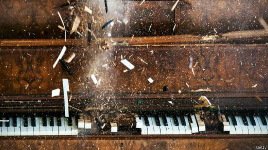 Un piano cuyas teclas explotan