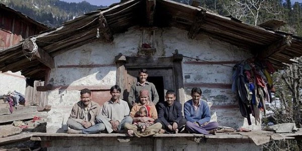 Rajo Verma (21), berpose bersama kelima suaminya dan putranya yang baru berusia 18 bulan di depan rumah mereka di desa Dehradun, India utara. Di desa ini tradisi mengharuskan seorang perempuan juga menikahi saudara sang suami.- Daily Mail.