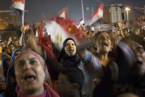Mulheres egípcias em manifestação no Cairo, usada pelos militares como pretexto para golpe de Estado