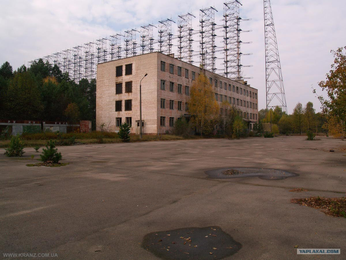 Edificio de la estación receptora, junto a la antena receptora