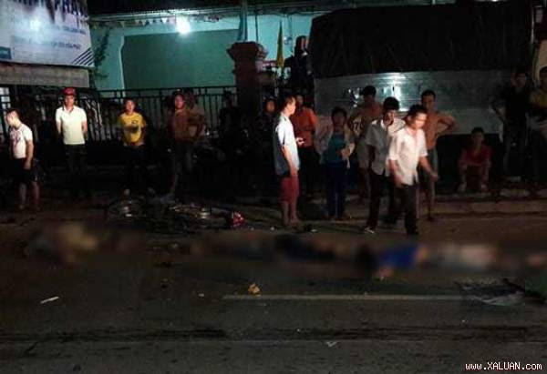 Xe máy kẹp 3 tông đuôi xe tải, 3 người thương vong