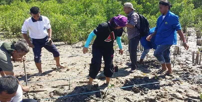 Media NTT  Peduli Lingkungan, Tim Sepeda Asal NTB Tanam Bakau