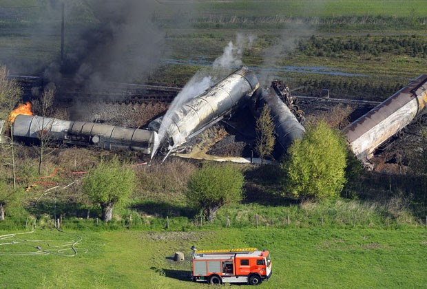 Duas pessoas morreram após trem descarrilar e pegar fogo na Bélgica (Foto: Benoit Doppagne/Belgium Out/AFP)