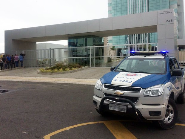 Crime ocorreu no prédio da Caixa Econômica Federal, em Salvador (Foto: Henrique Mendes/G1)