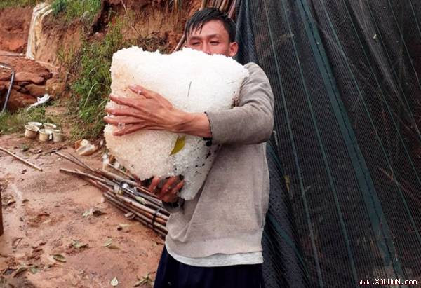  Đá dồn thành từng tảng lớn sau mưa