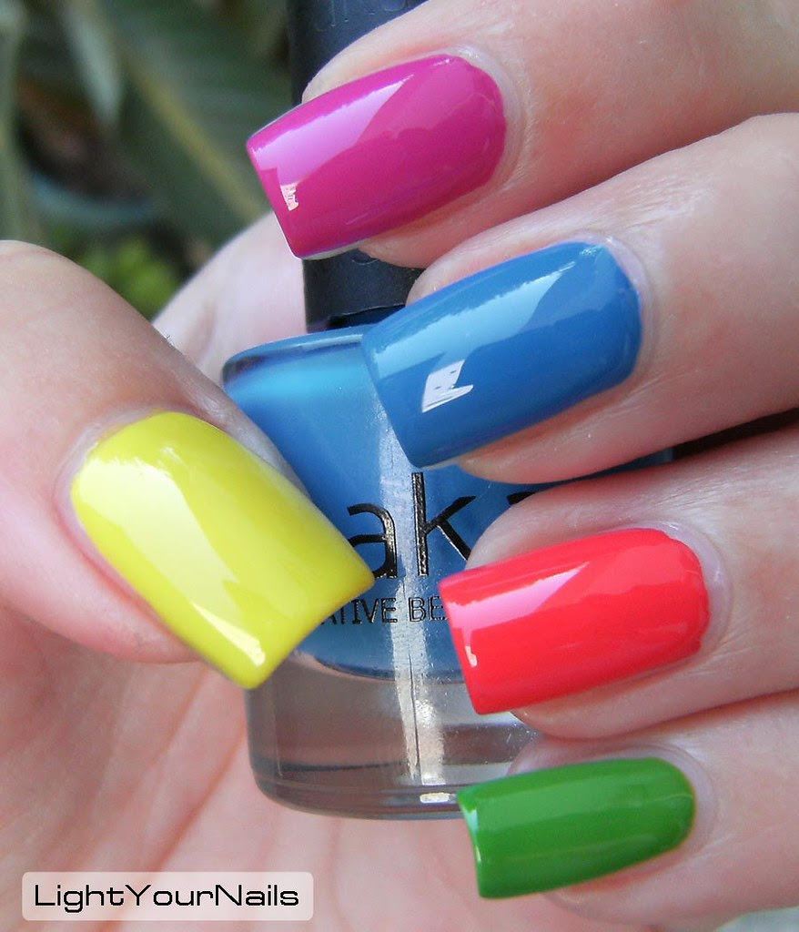Thumb: Deborah Milano Flip Flop Fantasy; Index: Shaka Spring Passion; Middle: Shaka Into the Sky; Ring: Shaka Hot Love; Pimkie: Shaka Nature Soul
