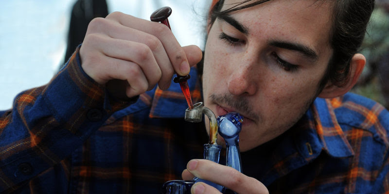 GettyImages 470257082 800x400 How to make your own dabs or shatter at home