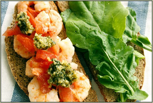 Prawns, pesto and rucola sandwich