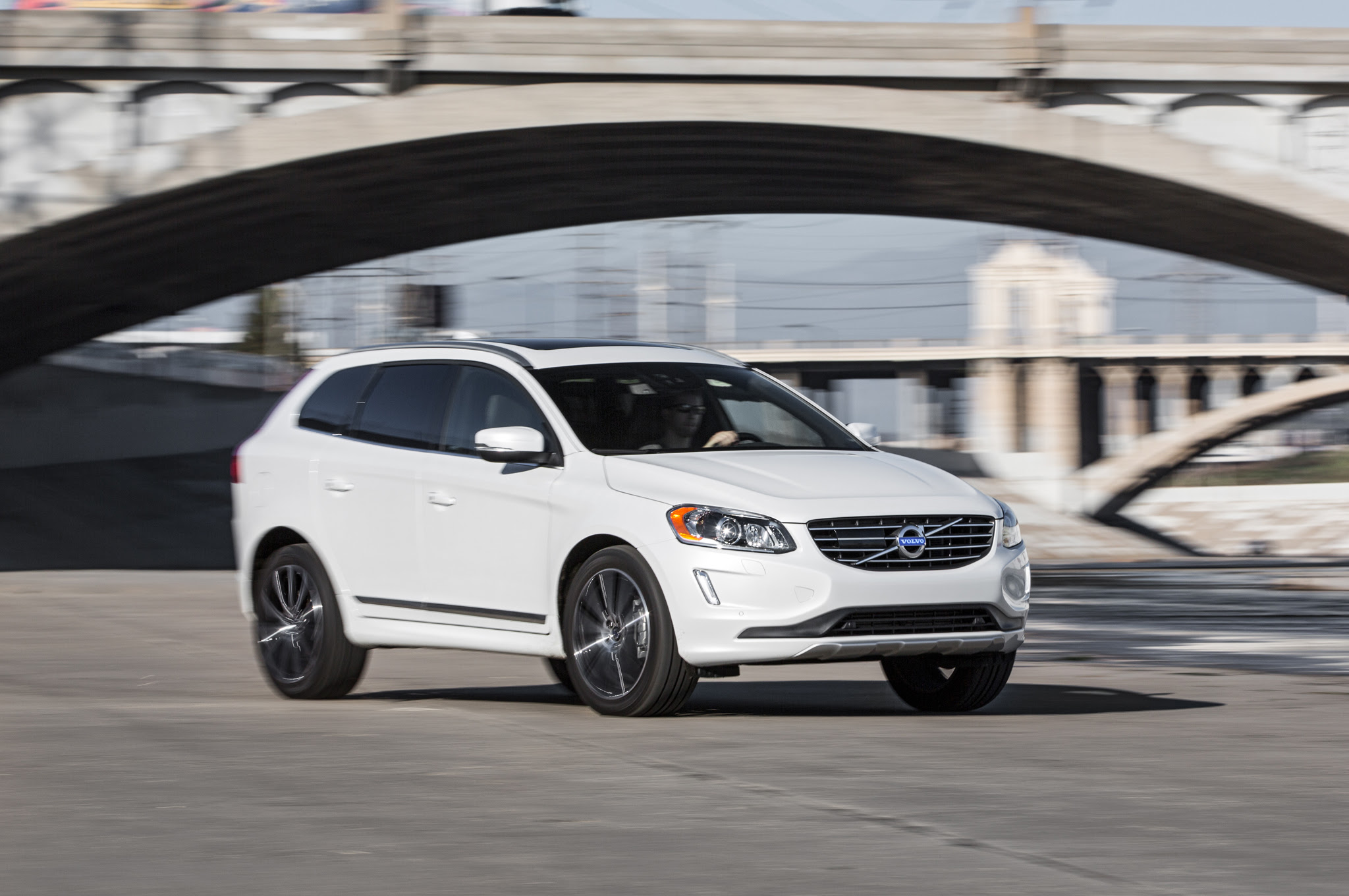 2015-Volvo-XC60-T6-front-three-quarters-in-motion